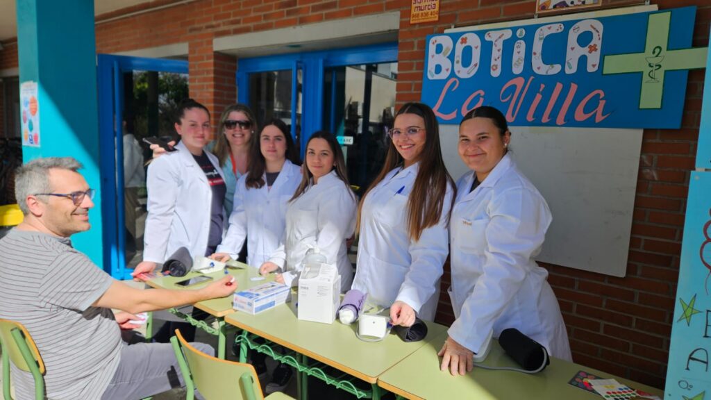 Alumnado de Farmacia en el puesto «Botica La Villa» de la Feria de la Ciencia 2025