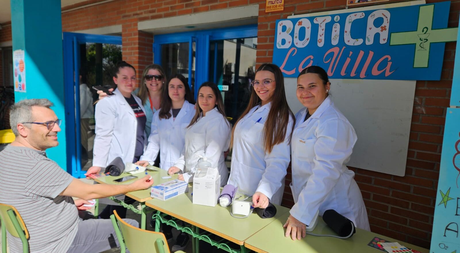 Alumnado de Farmacia en el puesto «Botica La Villa» de la Feria de la Ciencia 2025
