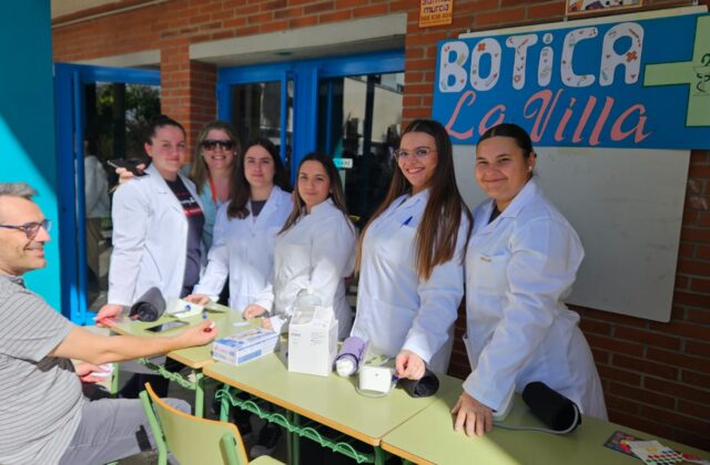 Alumnado de Farmacia en el puesto «Botica La Villa» de la Feria de la Ciencia 2025